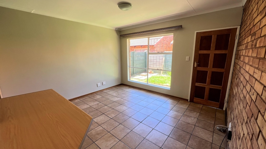 2 Bedroom Property for Sale in Langenhovenpark Free State